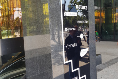 tablica-plexi-wyklejanie-folią